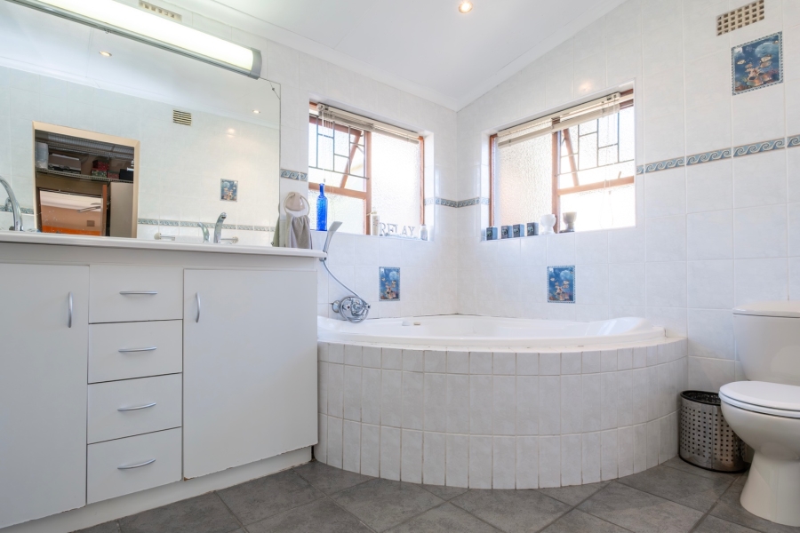 4 Bedroom Property for Sale in Bergsig Western Cape